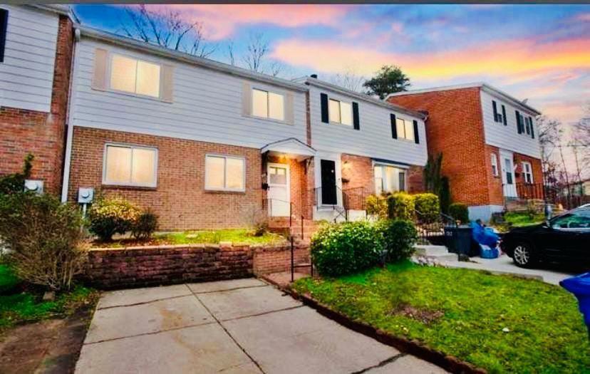 Apartment 2 Bedroom Lower Level Unit 1 & Half Bath Md #1 *