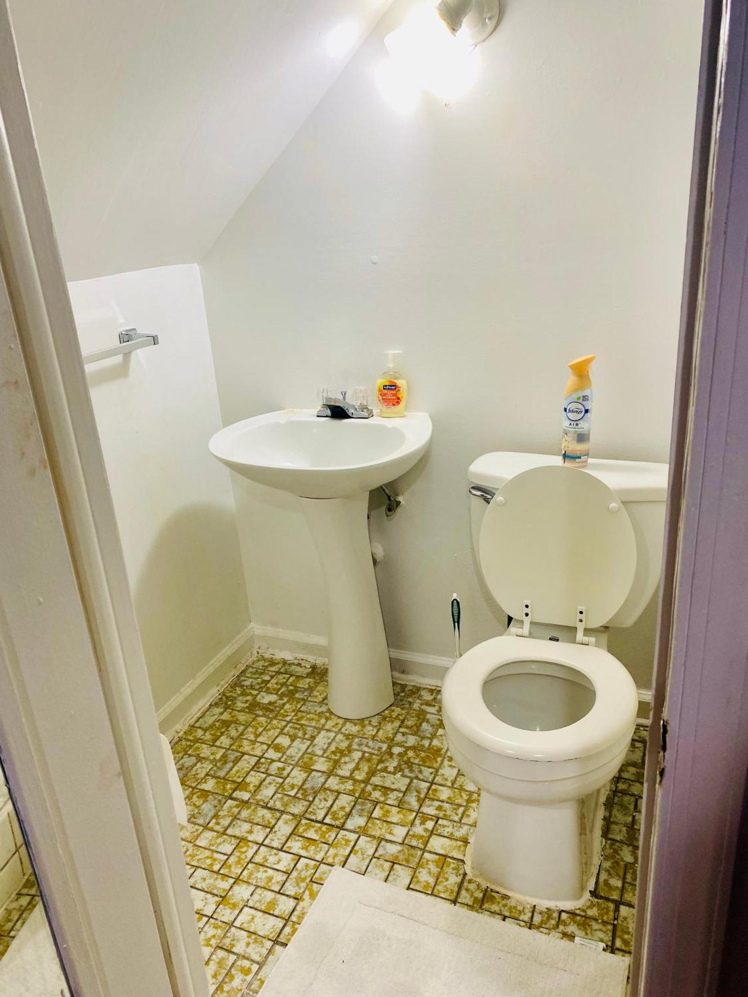 Apartment 2 Bedroom Lower Level Unit 1 & Half Bath Md #1 Laurel