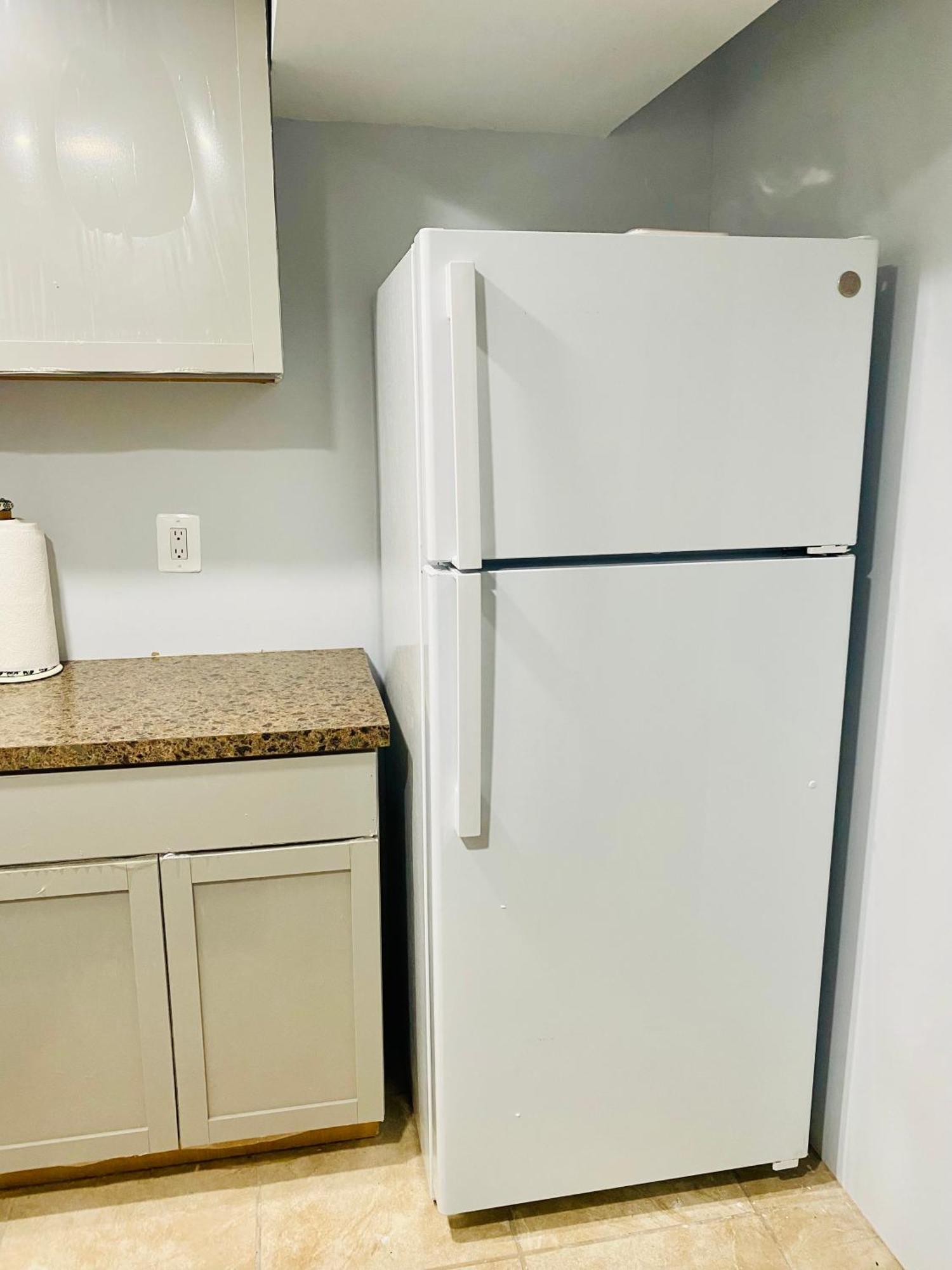 2 Bedroom Lower Level Unit 1 & Half Bath Md #1 Apartment *