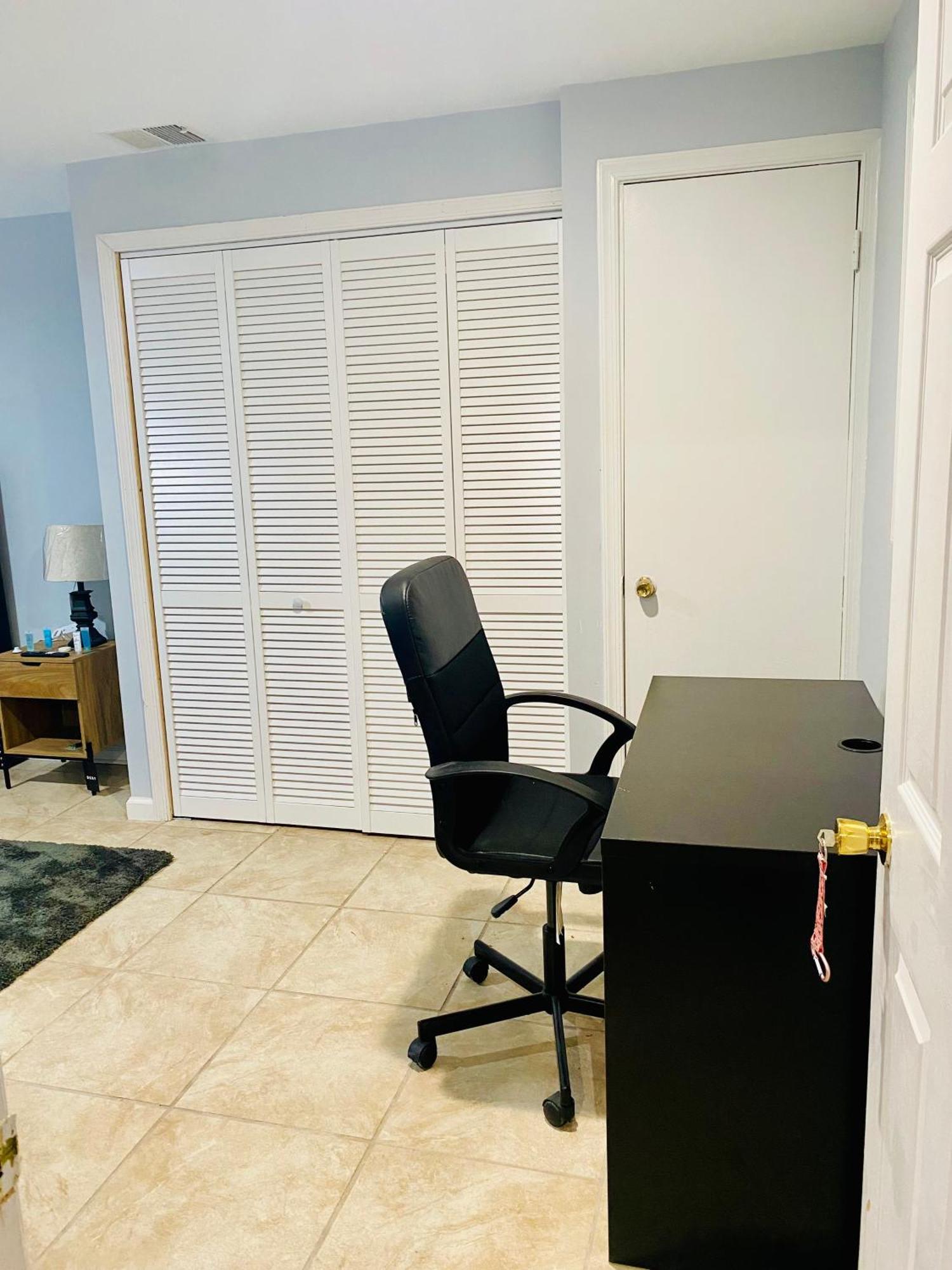 Apartment 2 Bedroom Lower Level Unit 1 & Half Bath Md #1 *