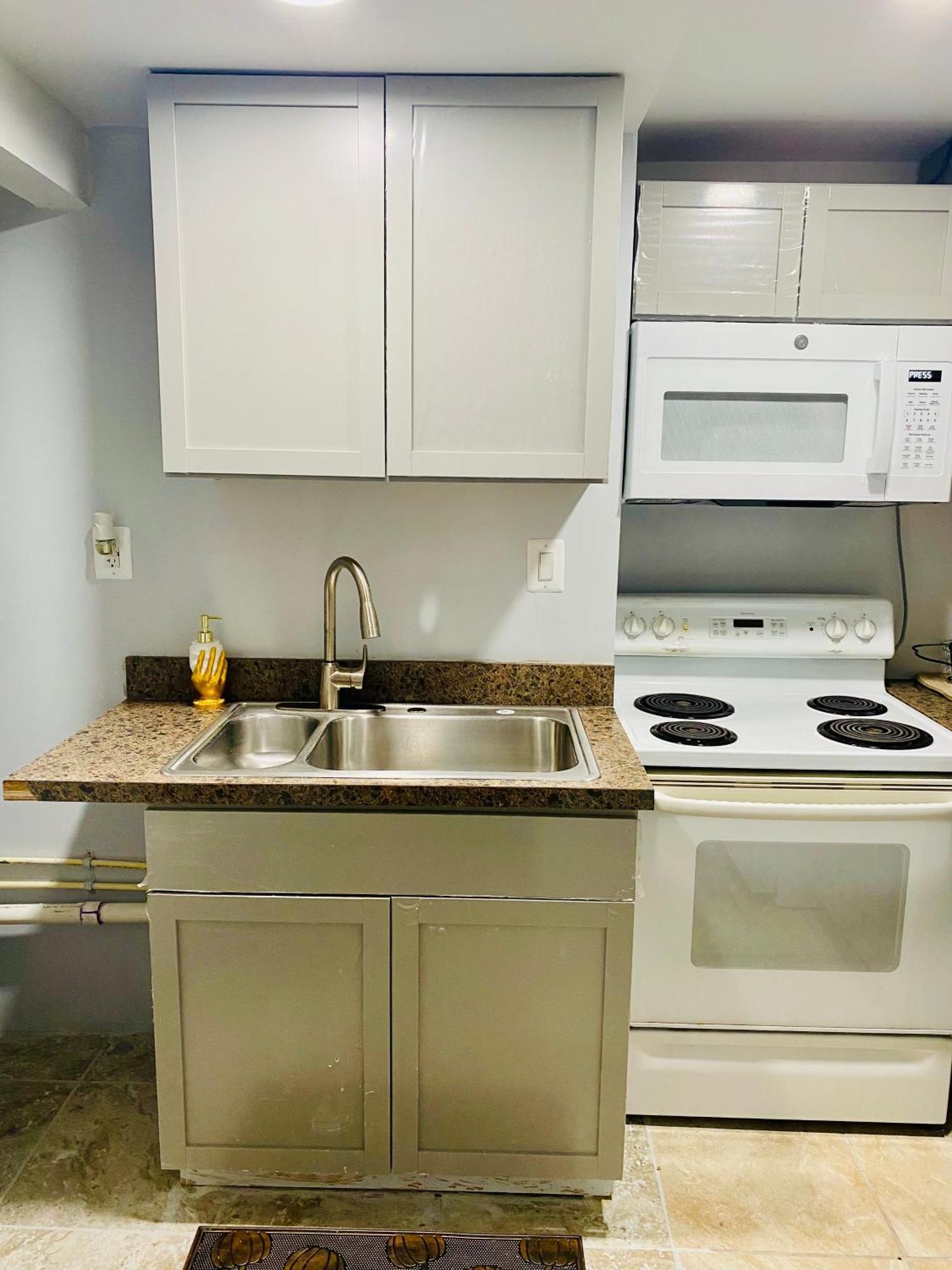 2 Bedroom Lower Level Unit 1 & Half Bath Md #1 Apartment