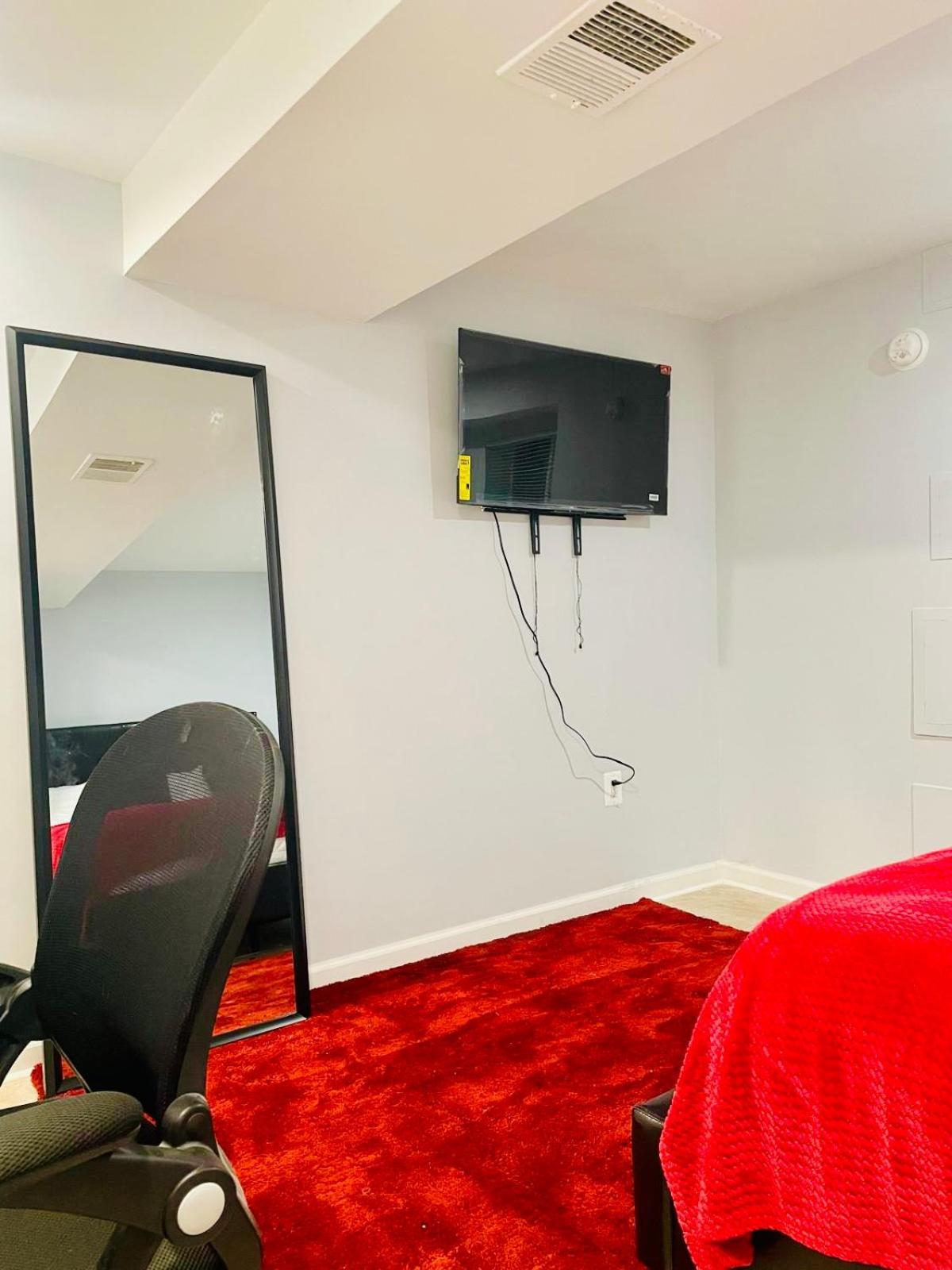 Apartment 2 Bedroom Lower Level Unit 1 & Half Bath Md #1 *