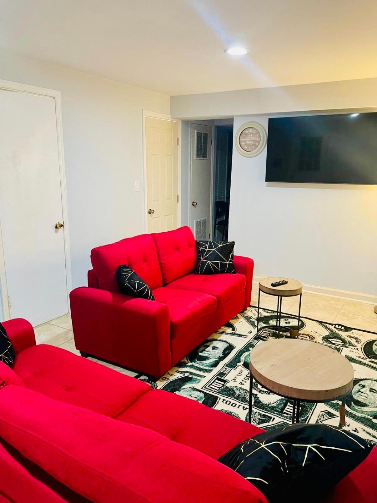 2 Bedroom Lower Level Unit 1 & Half Bath Md #1 Apartment