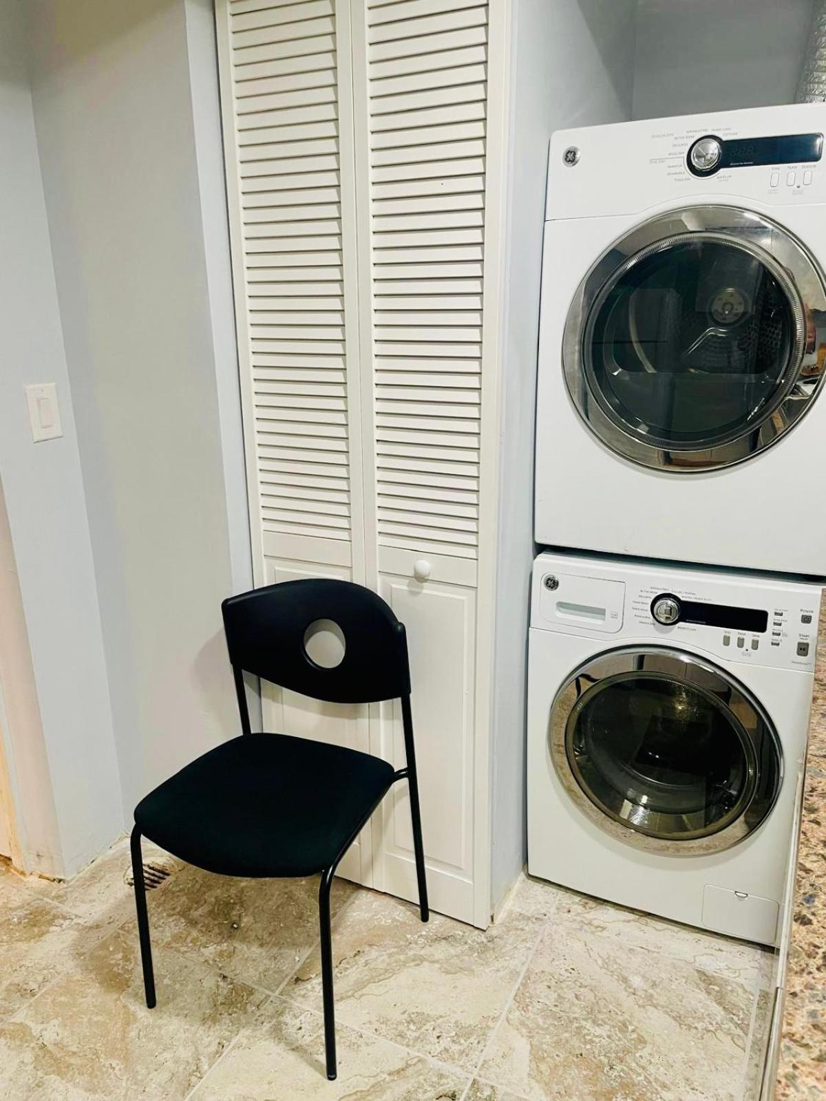 2 Bedroom Lower Level Unit 1 & Half Bath Md #1 Apartment *