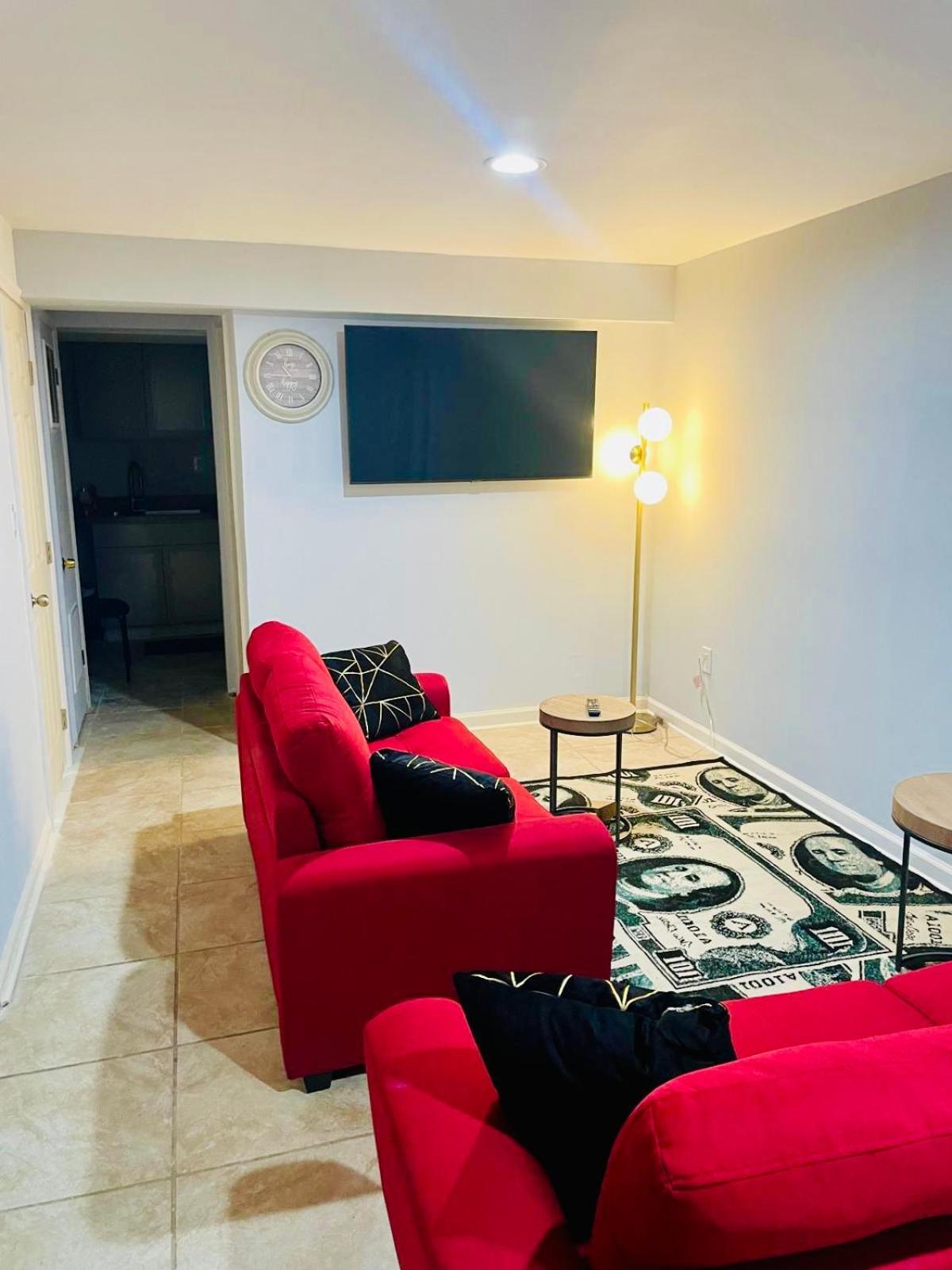 2 Bedroom Lower Level Unit 1 & Half Bath Md #1 Apartment